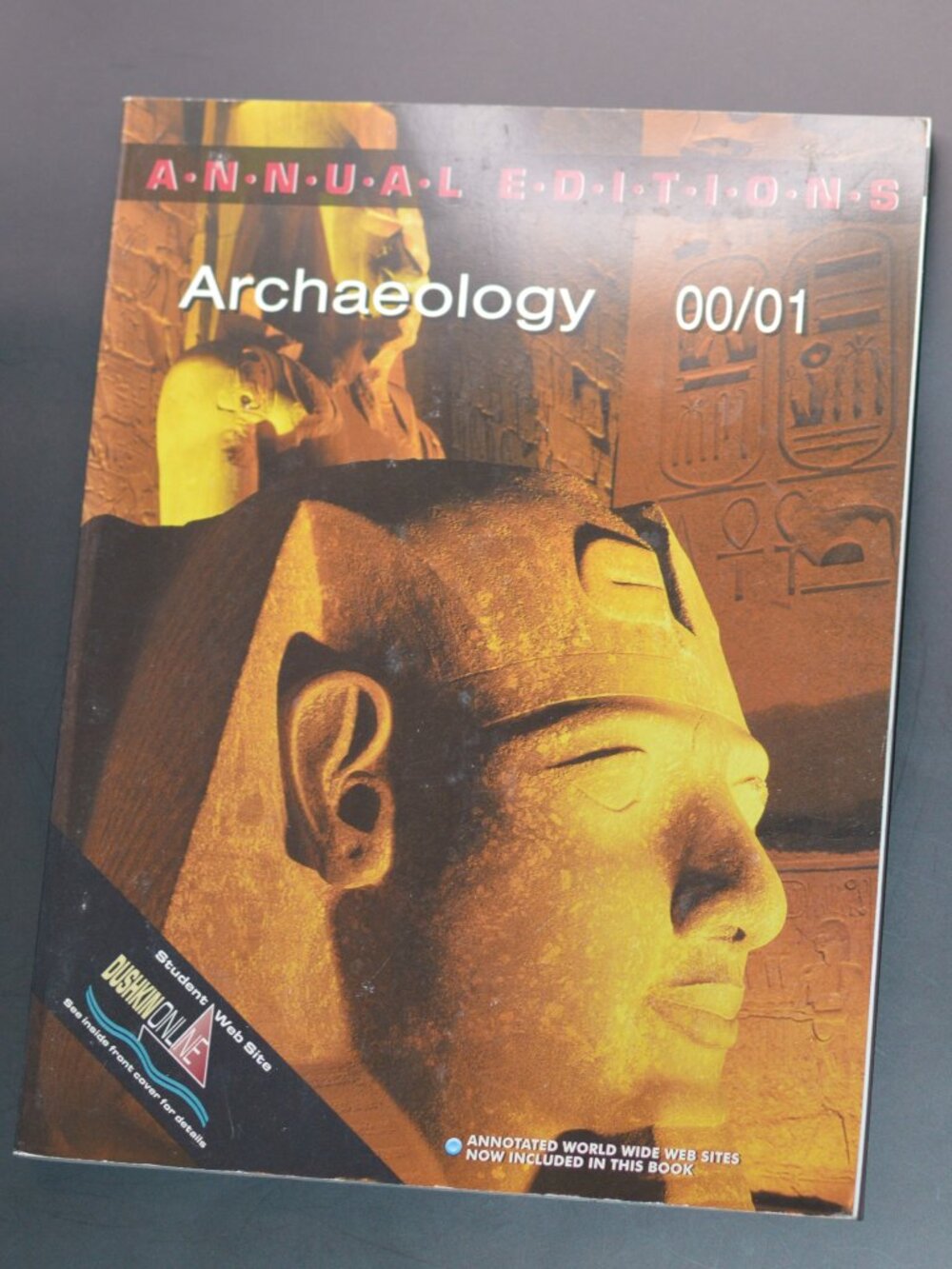 Archaeology 00/01: Annual Editions by Linda L. Hasten (007236517) Paperback 1999